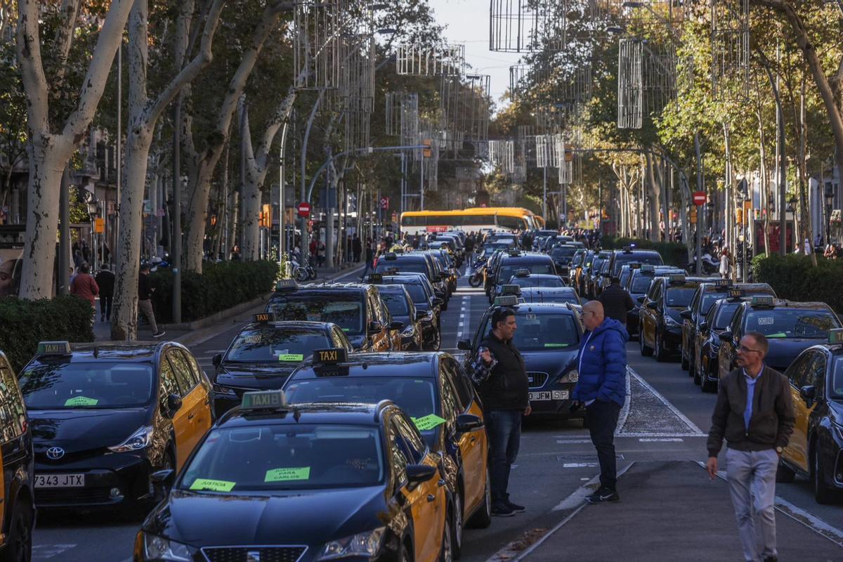 Marcha lenta de taxistas en Barcelona por la muerte de un compañero, el pasado noviembre