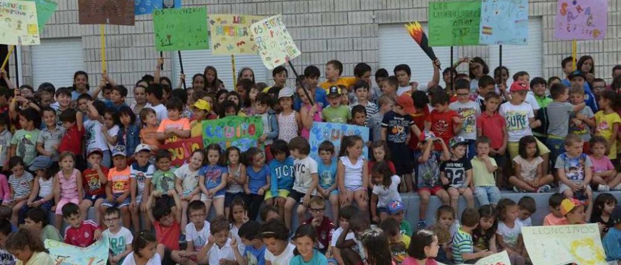 Niños participantes en las Ludolimpiadas de Poio. // Noé Parga