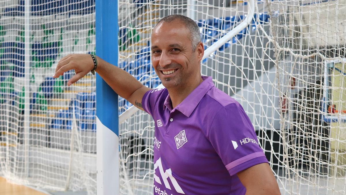 Antonio Vadillo, técnico del Palma Futsal, posa en Son Moix