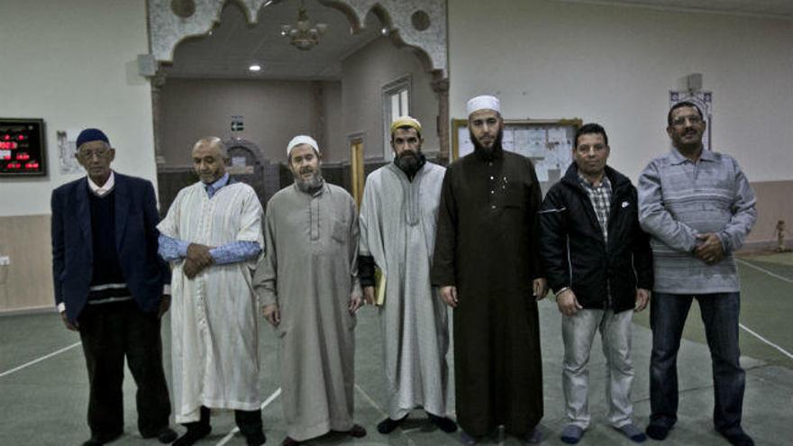 Representantes de la Comunidad islámica en Elche, con su imán Mohamed Aajoud, en el centro de la imagen con túnica marrón oscuro