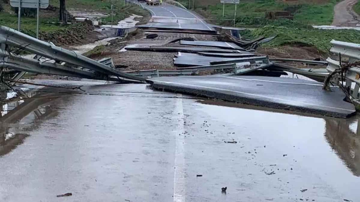Estado de una carretera tras el paso de las borrascas en Andalucía