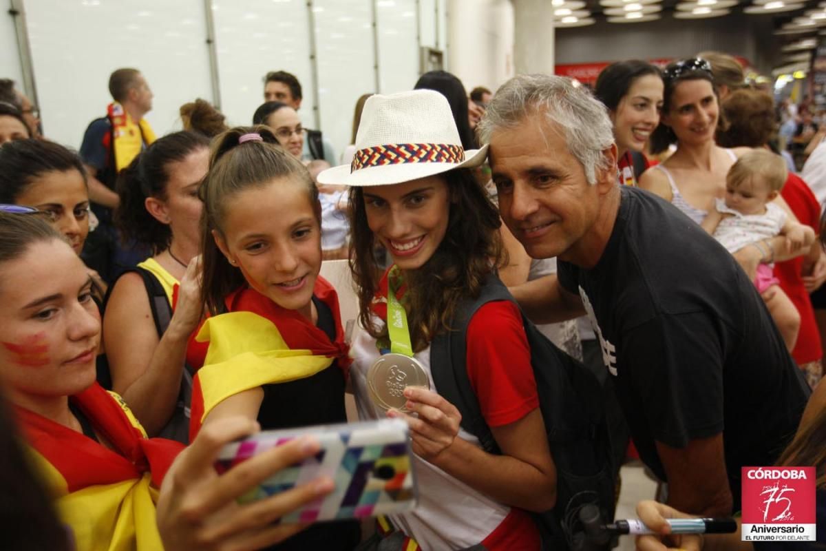 Recibimiento a Lourdes Mohedano en el aeropuerto de Madrid