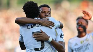 Militao y Mbappé se abrazan durante el Tirol-Real Madrid.