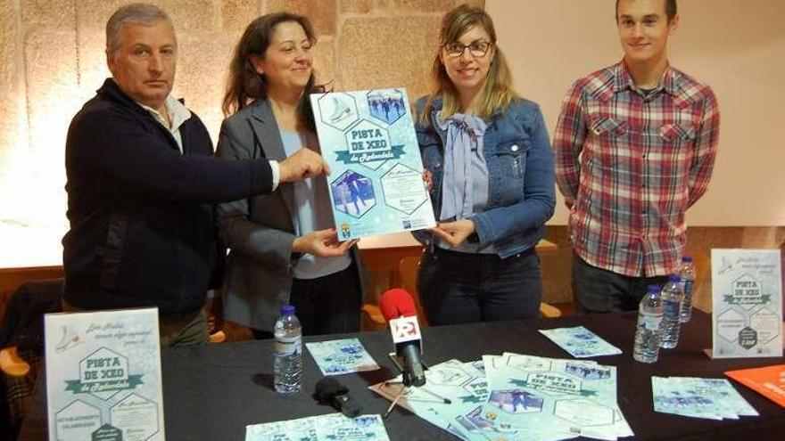 Presentación de la pista de hielo, ayer, en Redondela. // FdV