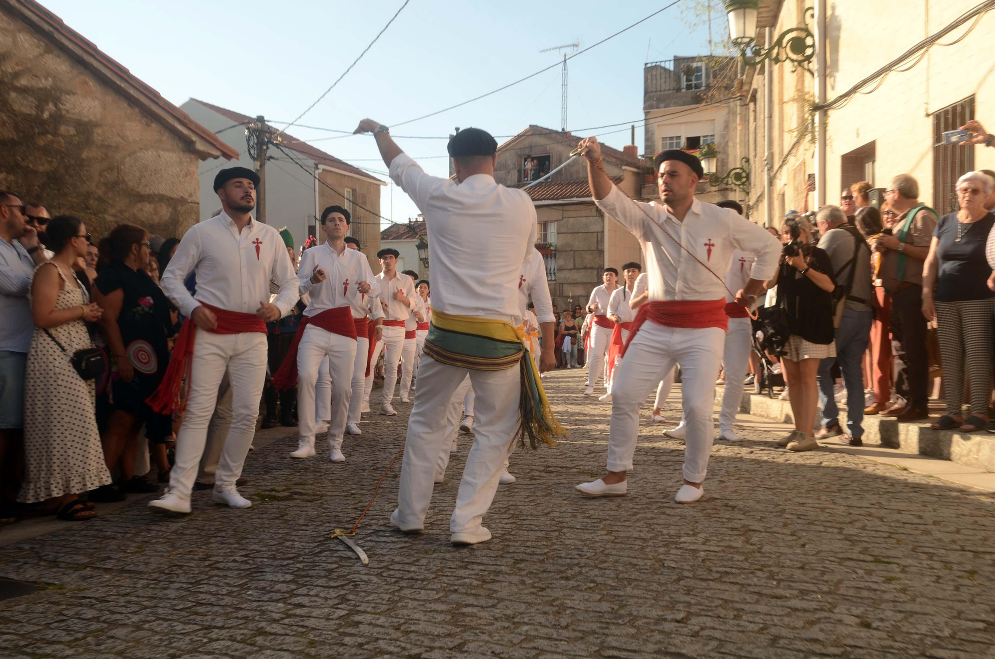 La "Danza de las Espadas" recupera en Carril todo su esplendor