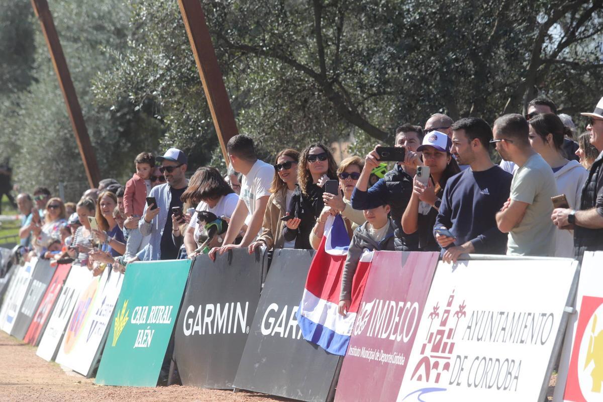 El público sigue la carrera en la zona de meta.