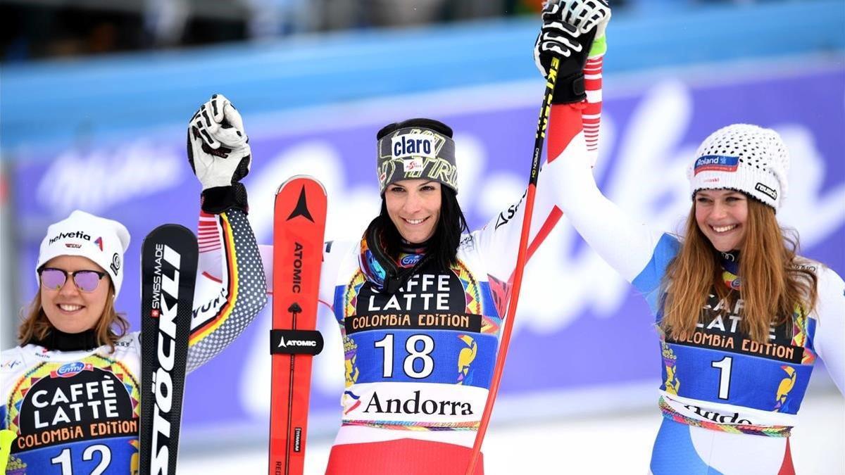 De izquierda a derecha, Rebensburg, Puchner y Suter, el podio del descenso femenino en Grandvalira (Andorra).