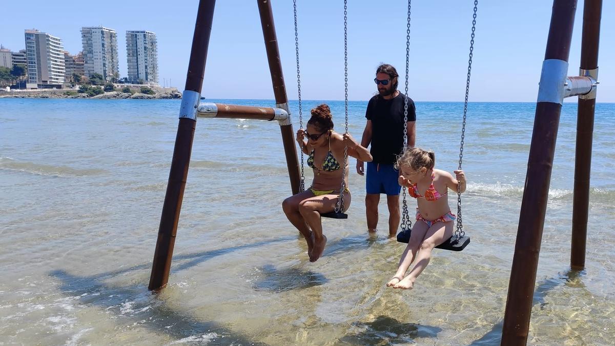 El columpio más viral del verano ya vuelve a balancearse sobre el mar en Castellón