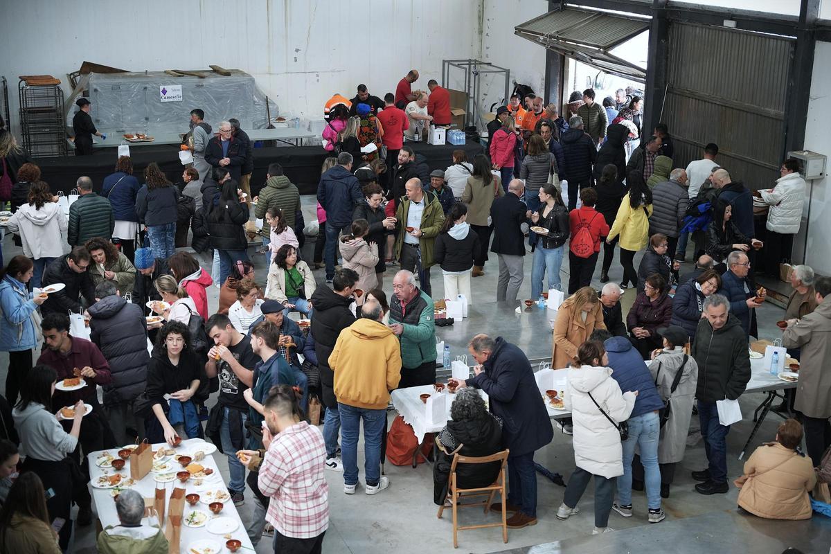 Comensais na Festa do Congro do pasado ano en Muxía.