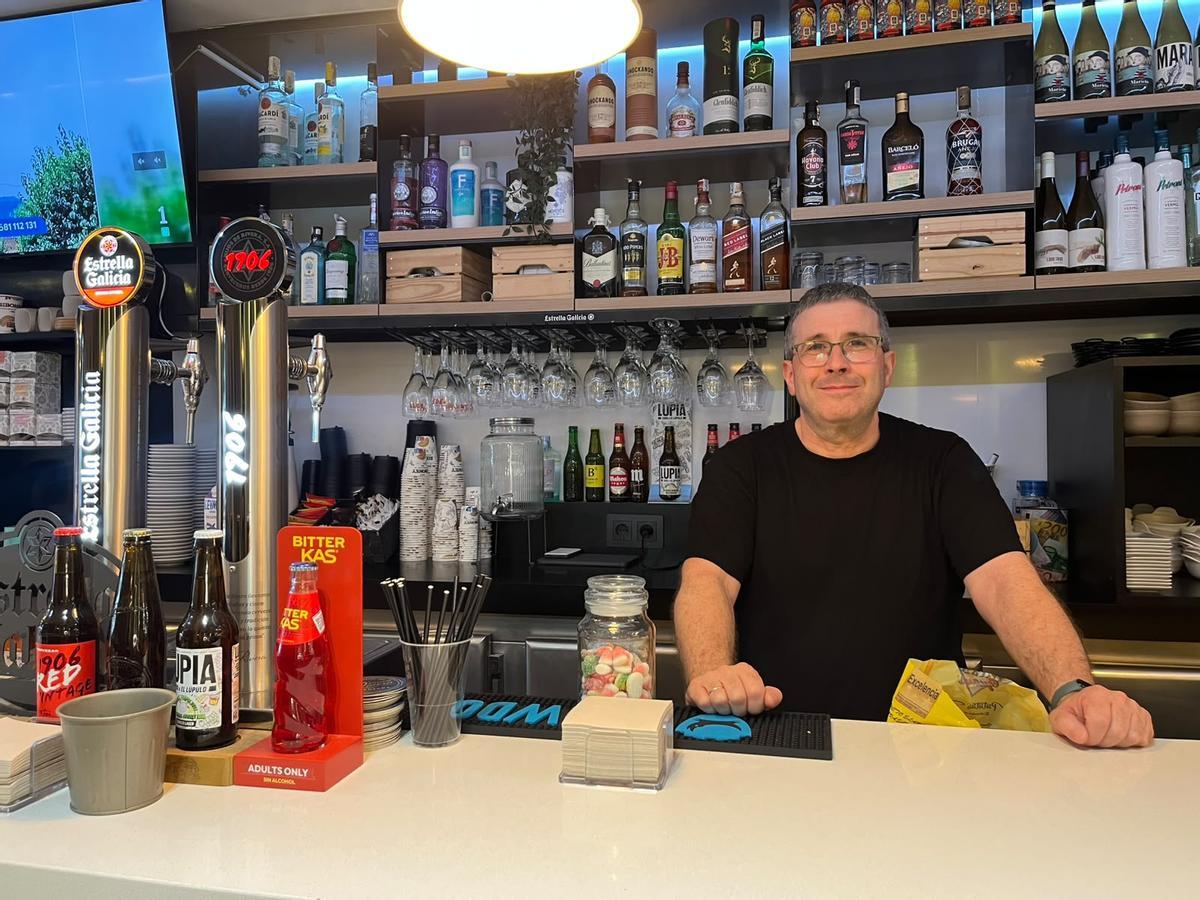Moncho, camarero del bar Milay.