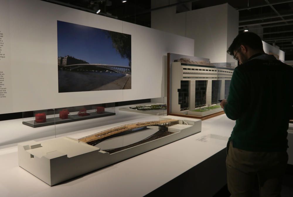 La exposición, que podrá visitarse hasta el próximo 15 de marzo, propone un recorrido a través de cuarenta maquetas y fotografías por los hitos arquitectónicos de la capital francesa