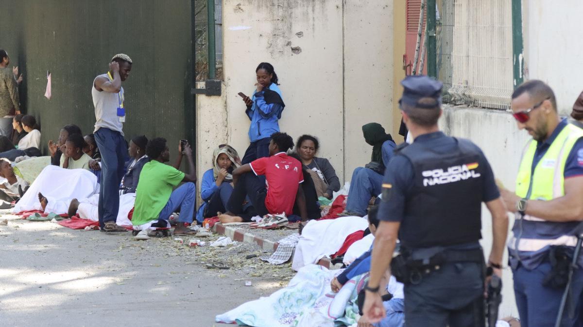Migrantes en las inmediaciones del CETI, este martes en Ceuta. EFE/Reduán