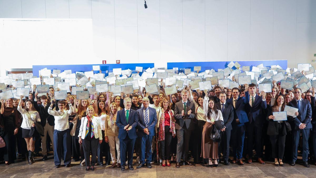 Alfonso Rueda, Román Rodríguez y responsables de las universidades gallegas con los jóvenes galardonados con el Ángela Ruíz Robles.