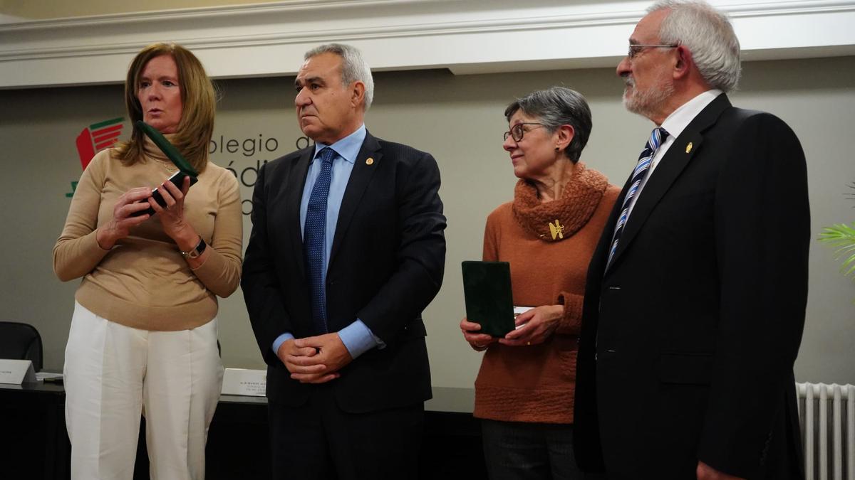 Nuria Ruiz y Maite Holgado , viudas de los doctores Prieto y Estella, reciban las medallas de colegiados de honor