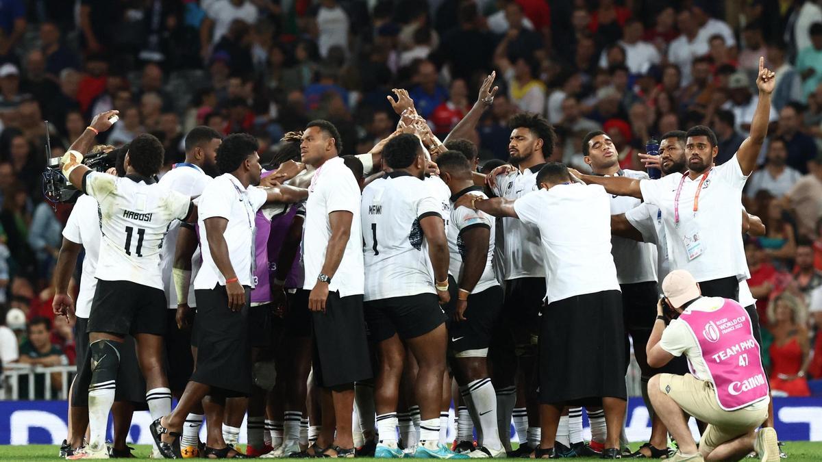 Los jugadores de Fiji se conjuran al final de un partido del Mundial de rugby