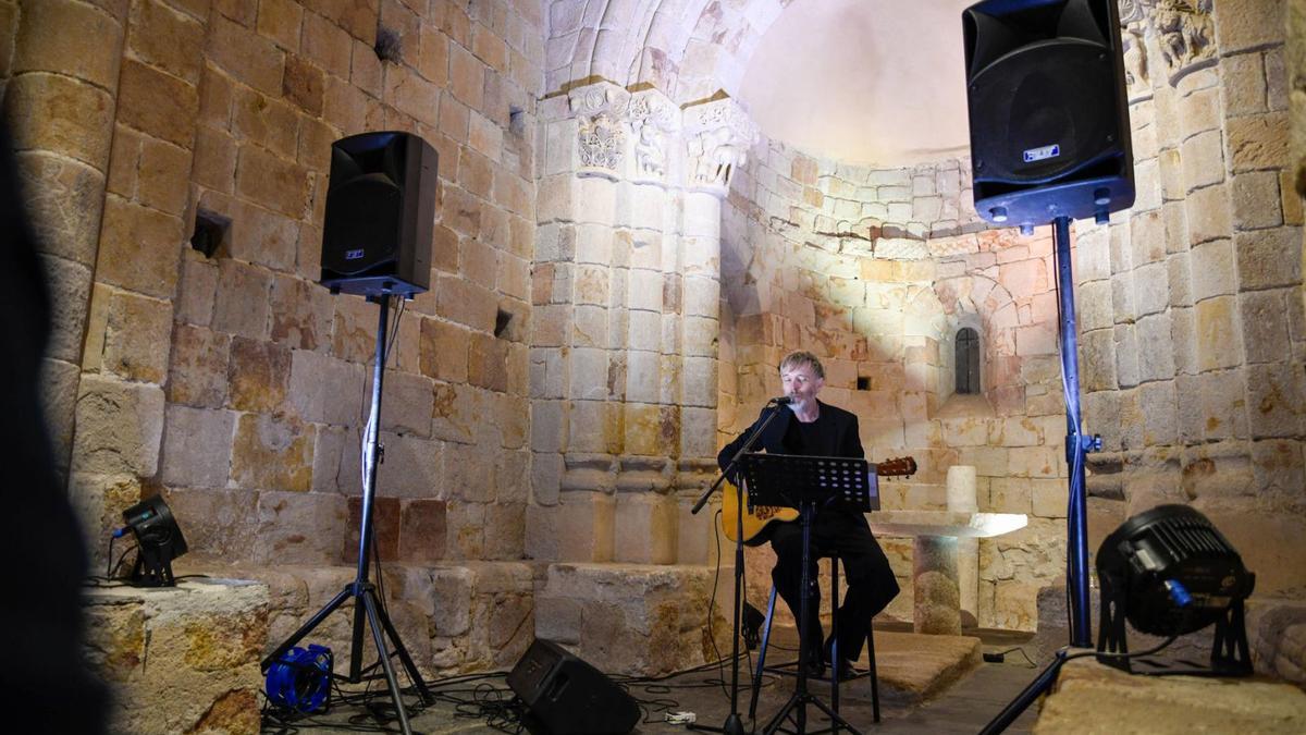 Una actuación den el templo de Santiago de los Caballeros en el marco de la Noche Blanca del Románico Zamorano.