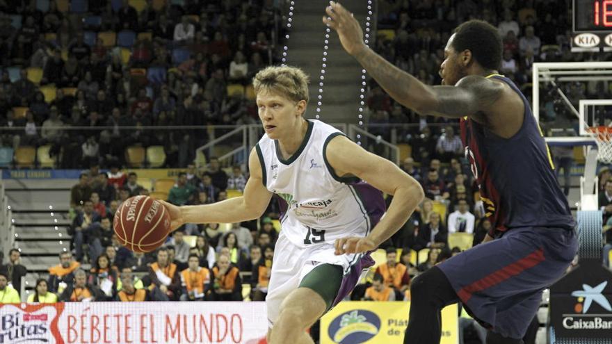 Kuzminskas penetra a canasta en las semifinales ante el Barcelona en Las Palmas 2015.