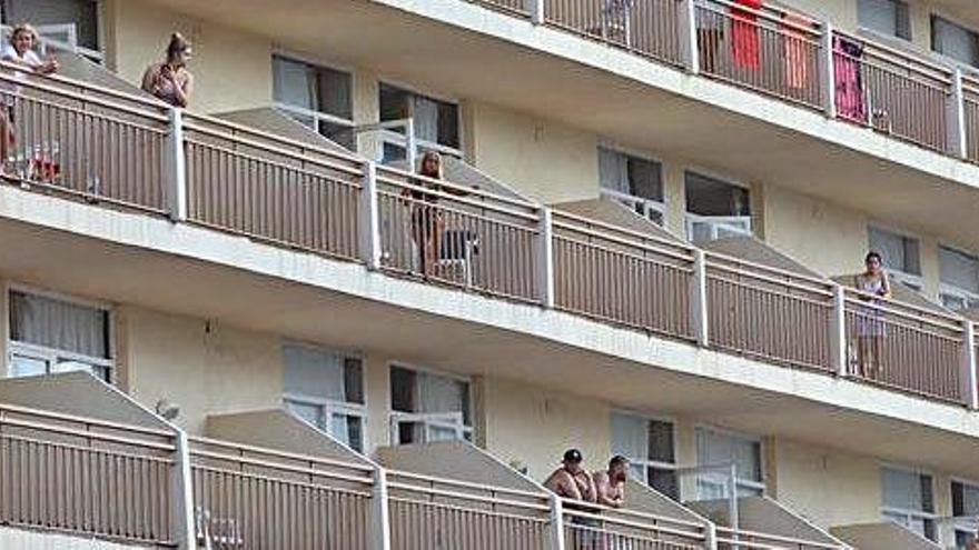 Fachada de un hotel de Sant Antoni con clientes asomados en sus balcones, en una imagen de archivo.