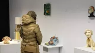 La Escuela de Cerámica de Avilés exhibe el talento y la creatividad de su alumnado en una muestra de "mucho nivel"
