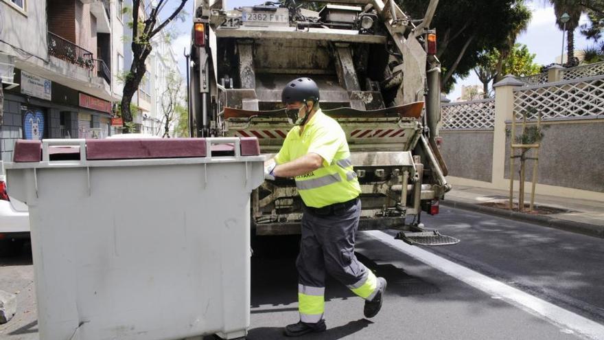 Servicio de recogida de basura en Santa Cruz de Tenerife.