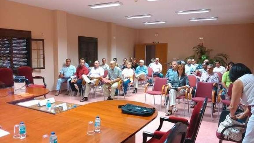 Asistentes a la reunión organizada en Corrales.