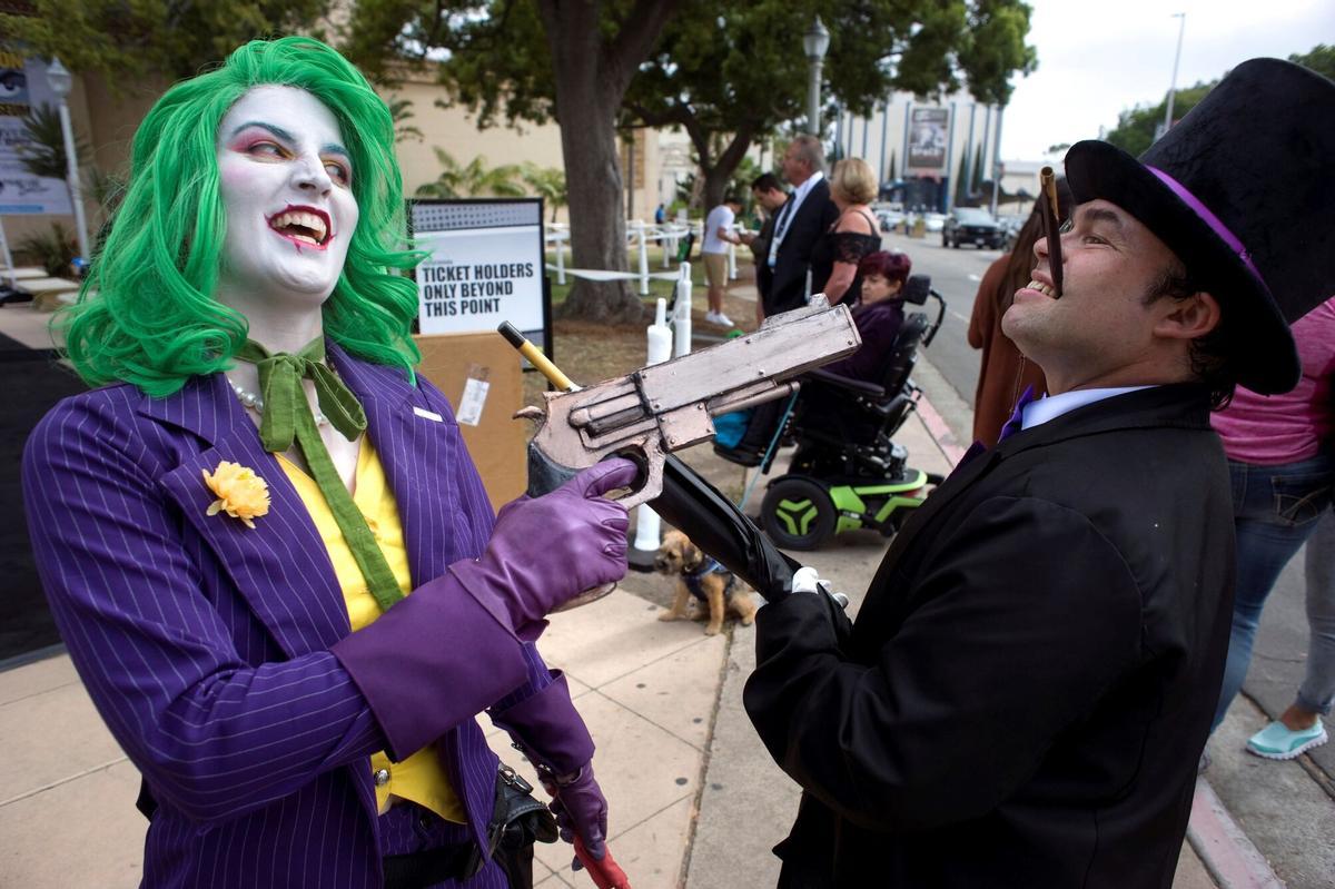 Dos asistentes a la Comic Con de San Diego disfrazados.