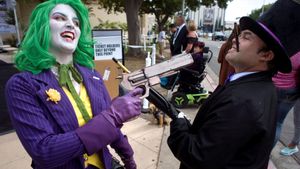 Dos asistentes a la Comic Con de San Diego disfrazados. 