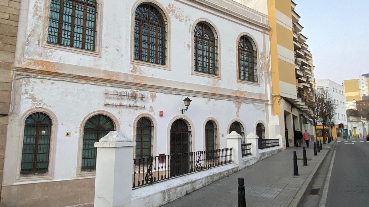 El edificio conocido como El Costurero, ubicado en la calle Almendralejo.