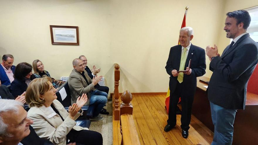 Juan Ramón García recibe un aplauso tras recoger la medalla de bronce de la Orden de San Raimundo de Peñafort de manos de Manuel Olmedo. | A. G.-O.