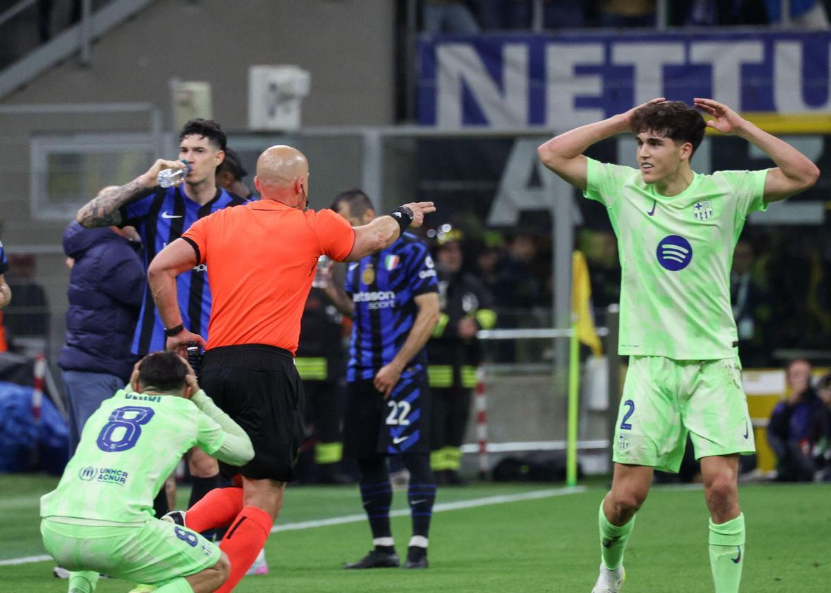 Szymon Marciniak señala un penalti tras revisarlo en el VAR en la semifinal de la Champions entre el Inter y el Barça, la pasada temporada.