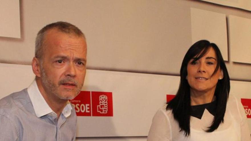 Antonio Camacho y Ana Sánchez en la sede del PSOE.