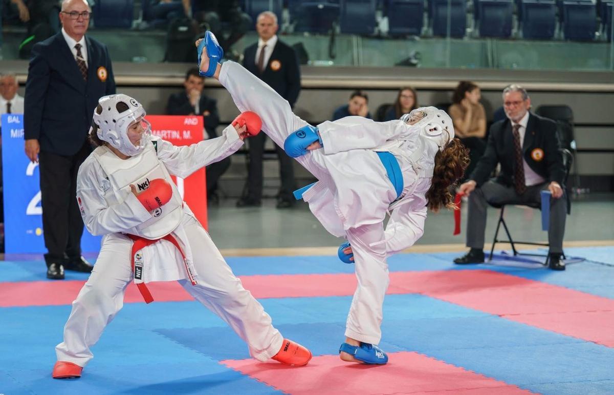Imagen de un combate de Maya Miranda (derecha). | RFEK