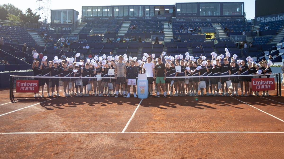 Los ballkids del Torneo Conde de Godó y representantes de más de cien clubes infantiles de tenis han disfrutado de una jornada lúdica, peloteando y aprendiendo