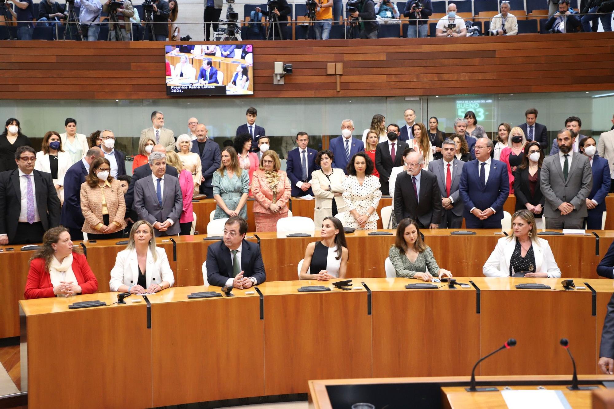 Los asistentes al acto recibieron de pie a la Reina Letizia en el hemiciclo.jpg