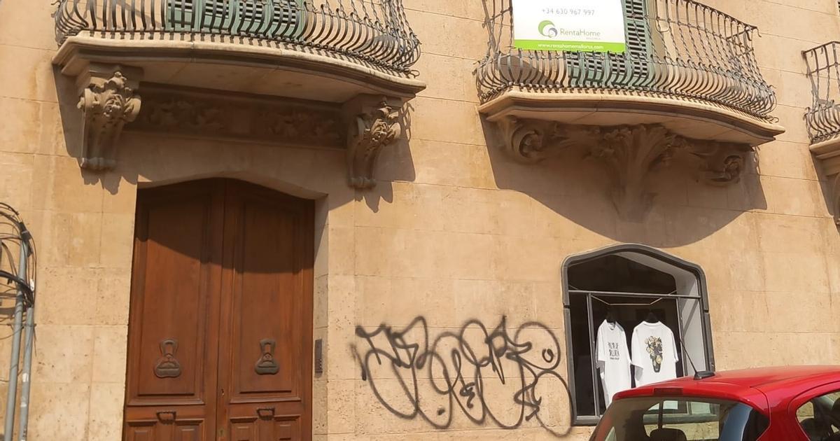 Pintada en la fachada de Can Pujol, en el barrio de Santa Catalina