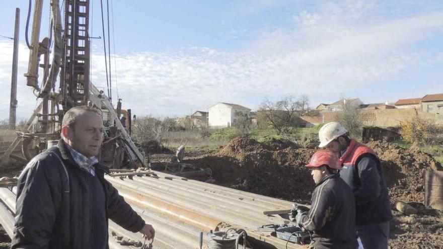 Ángel Vicente Santiago junto a dos operarios en la construcción de un pozo en Pobladura del Valle. Foto M. A. C.