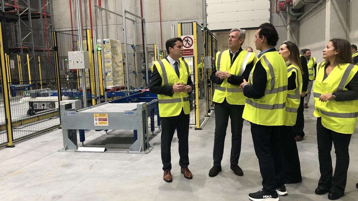 Por la izqda., Romero, Rueda y Alonso, con Villaverde, derecha, este viernes en el centro logístico robotizado de Jealsa.