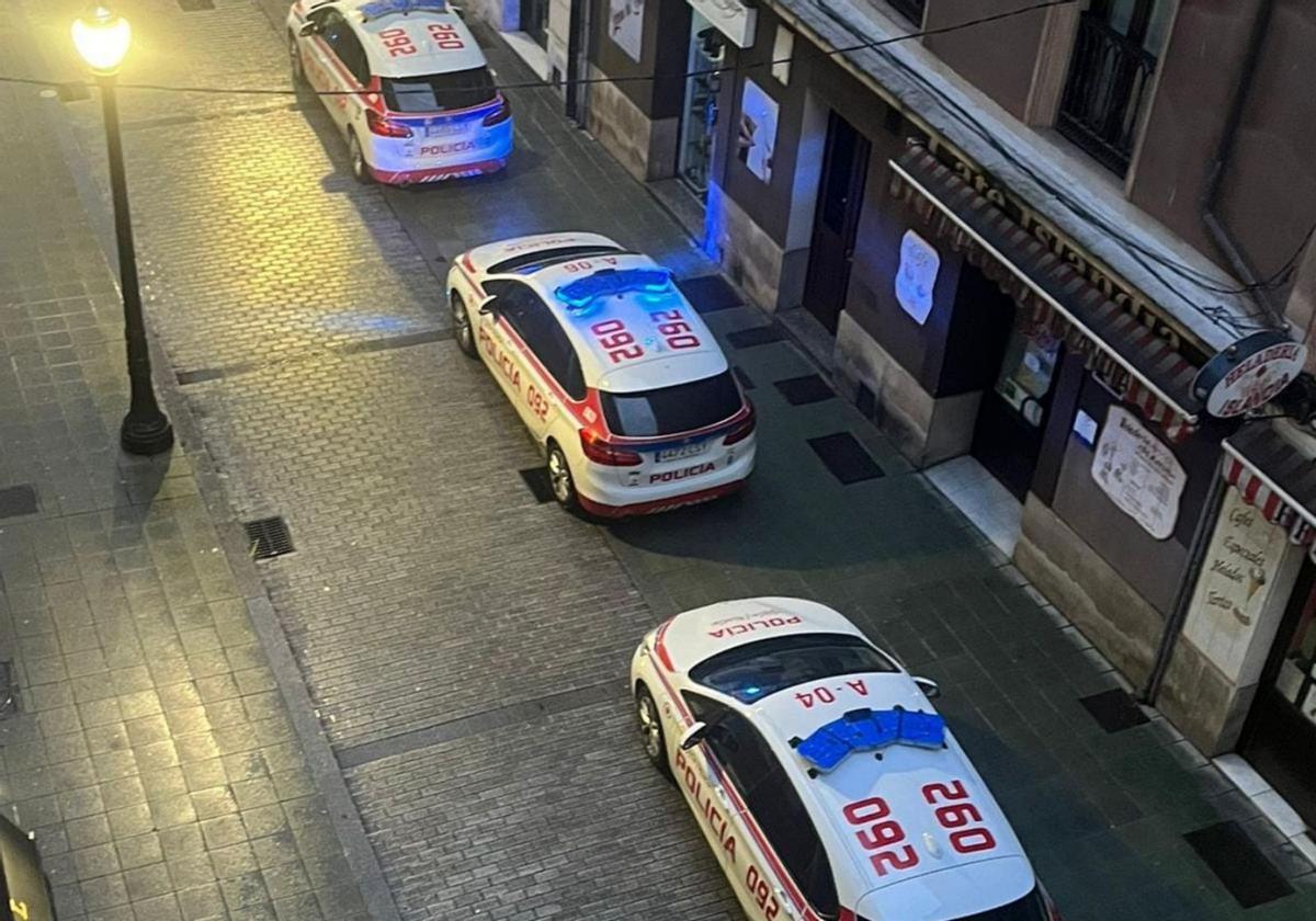 Patrullas de la Policía Local en la calle San Antonio durante la mañana de ayer.