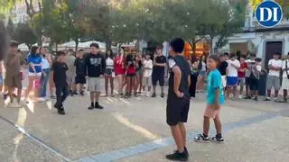 La moda de ‘farmear aura’ reúne cada vez a más niños y adolescentes en las calles de Ibiza