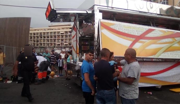 Cae una plancha de metal de un camión de comida