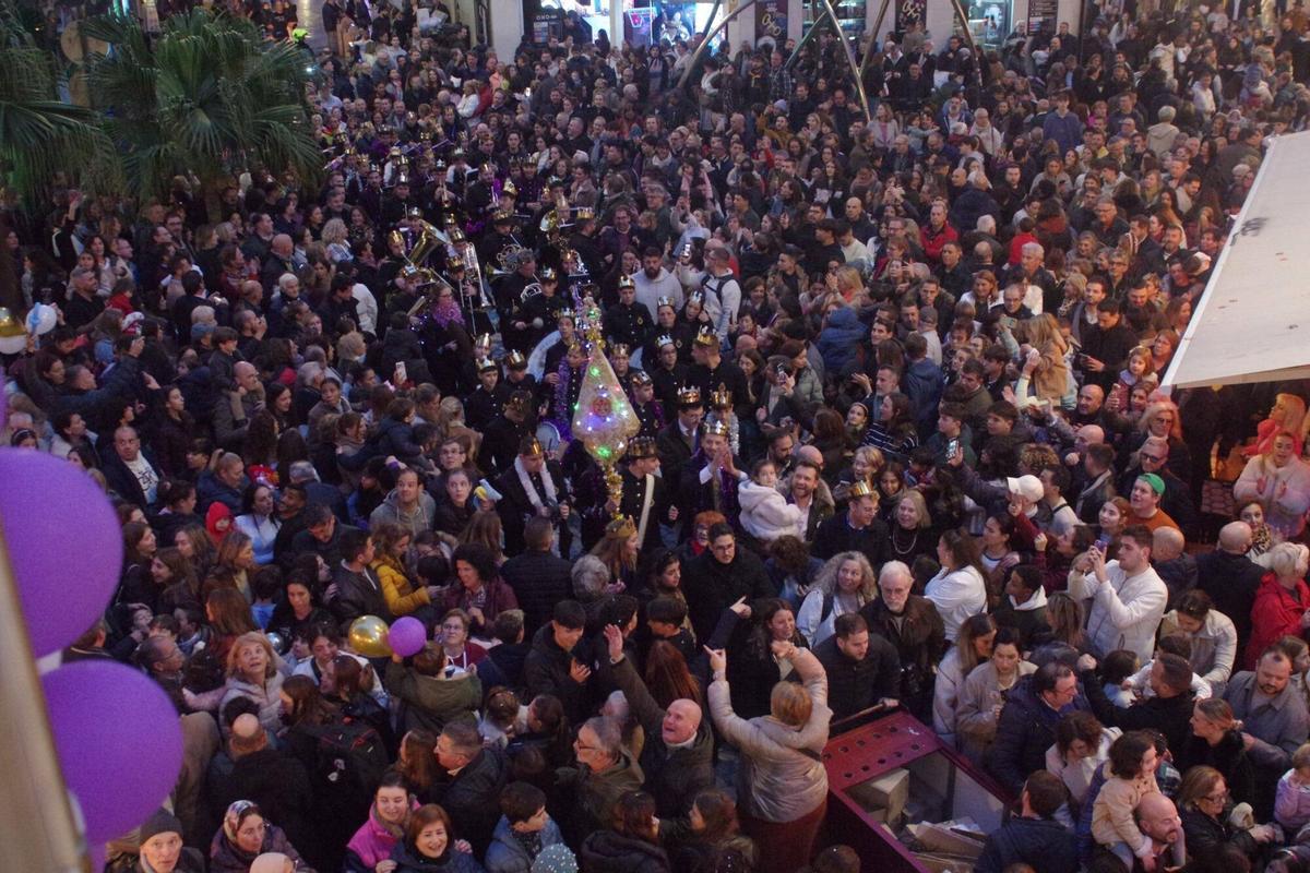 El Heraldo de los Reyes Magos recorrió las calles del Centro de Málaga acompañado de dos bandas de música, recogiendo cartas y encontrándose con los malagueños