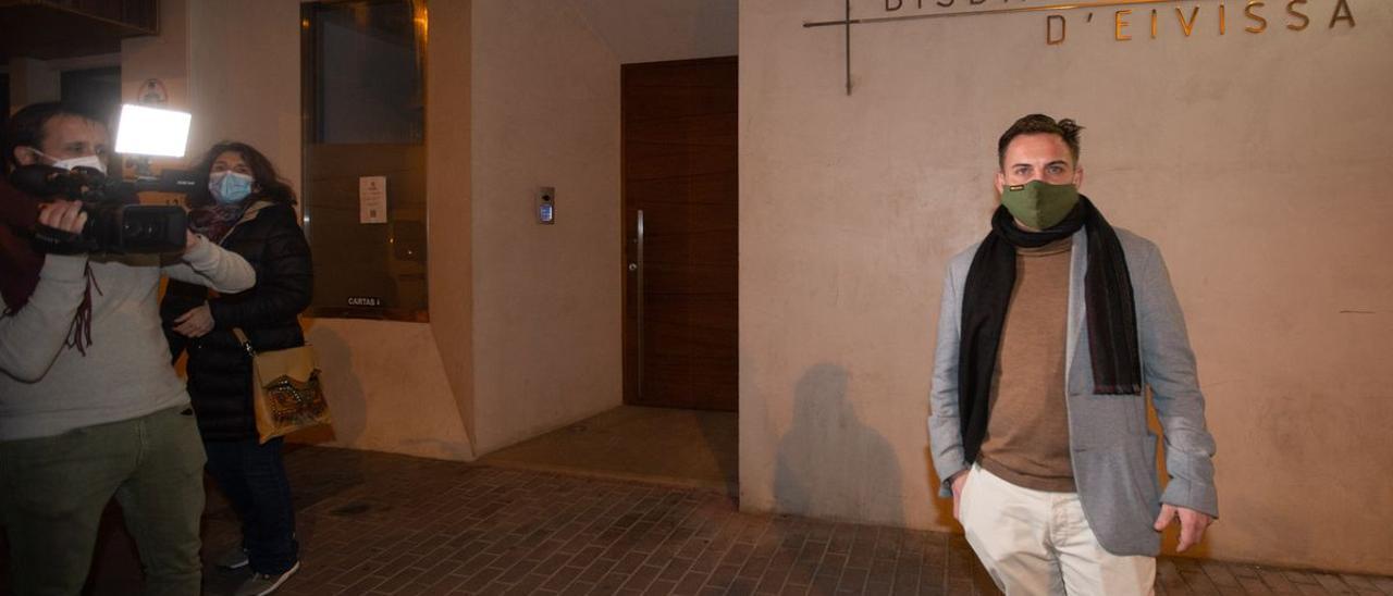 Sergio Lleó, ayer por la noche en la puerta del Obispado, donde le tomó declaración un sacerdote investigador.