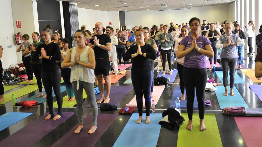 Elche inspira el espíritu del yoga a más de 500 personas en el Centro de Congresos