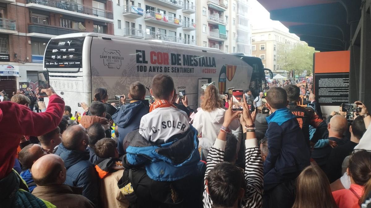 Llegada del bus del Valencia a Mestalla para medirse al Rayo Vallecano