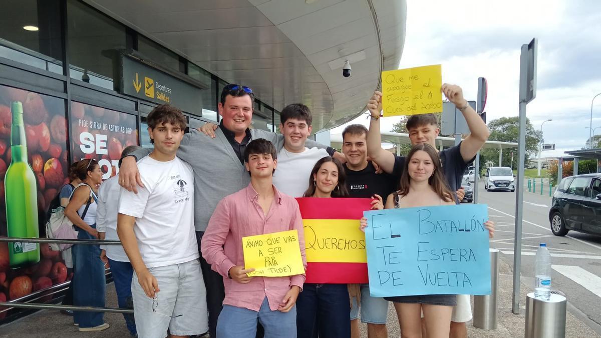 El grupo se despide del sacerdote.