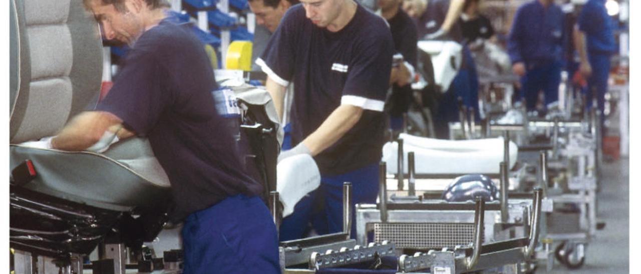 Trabajo en cadena en la factoría PSA-Citroën.