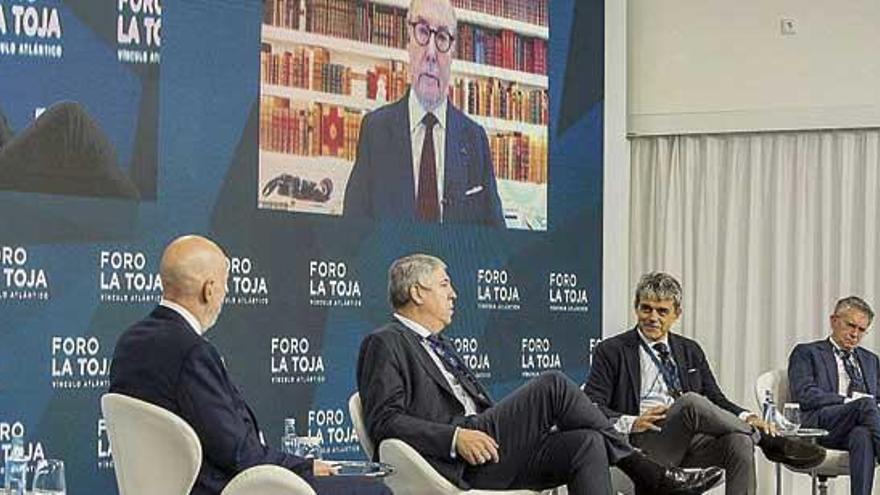 De los Mozos, Malet y Achurra conversaron con De Zulueta (en pantalla), ayer en el Foro.