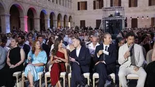La reina clausura el Atlántida Film Fest en la gala del estreno de 'El ser querido'