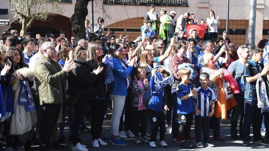 Multitud de aficionados recibieron ayer al equipo en Riazor.