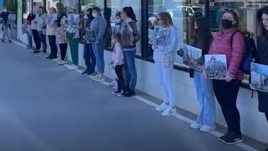 Mujeres ucranianas protestan en la puerto del Leroy Merlin del Espacio Mediterráneo para que la empresa abandone Rusia.